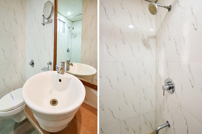 Bathroom 4, Treebo Vice President, Ahmadabad
