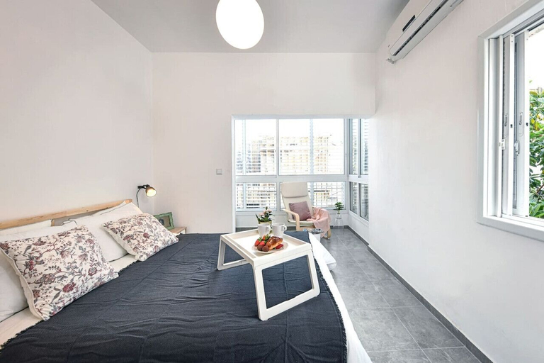 Others 3, Quiet Street In A Central Location Apt