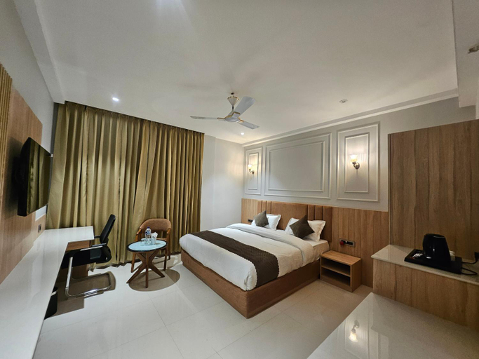 Bedroom 5, Hotel Trimurti By Carlton Suites, Faizabad