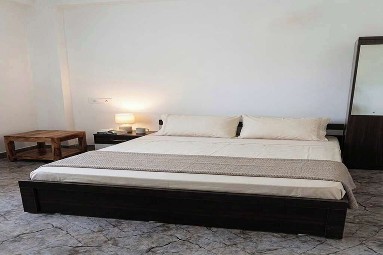 Room 4, Hotel Tattva urban stays, Jalgaon