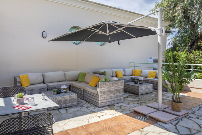 Outdoor dining 4, Picturesque 4-person Seaside Retreat, Var