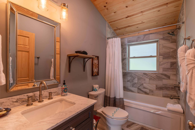 Bathroom, Touch of Grey, Ashe