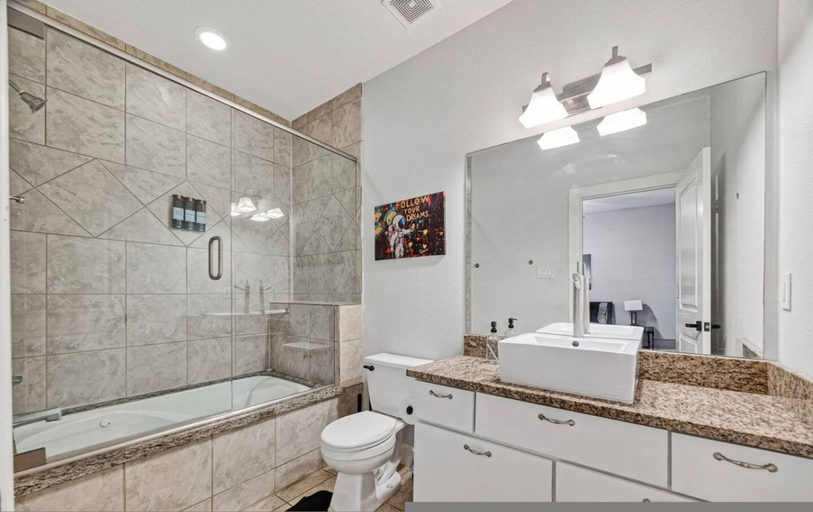 Room 3, Skyline Views Rooftop Retreat Sleeps 8, Houston