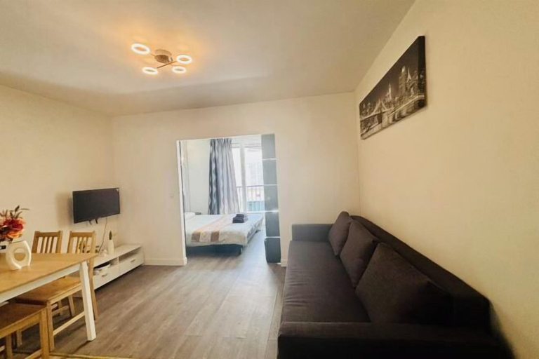 Room 4, Apart 300m to Arc de Triomphe, Paris