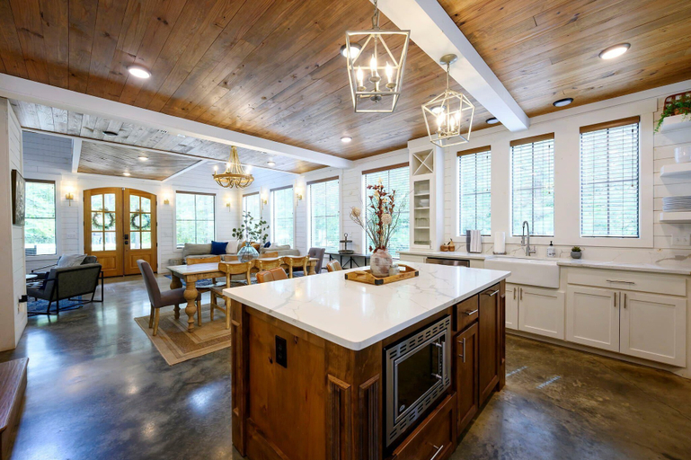 Interior 2, Sugarberry Farm Farmhouse! Firepit, Porch Swing, McCurtain