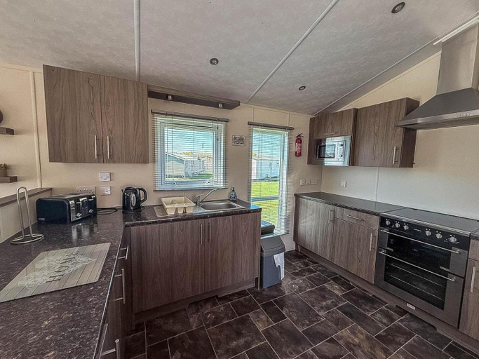 Others 5, Stunning 4 Berth Lodge With Decking At Manor Park In Hunstanton Ref 23173K, Cambridgeshire