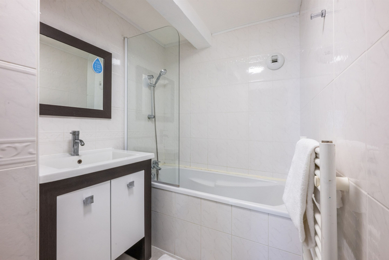 Bathroom 3, Résidence Odalys Le Domaine des Roches Jaunes, Finistère