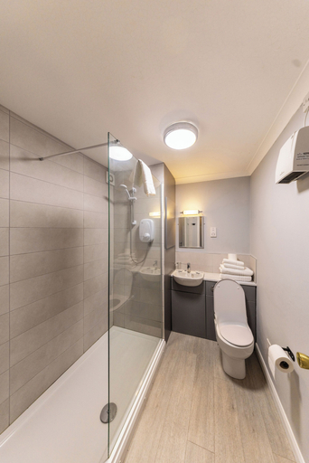 Bathroom 5, The Littleover Lodge Hotel, Derbyshire