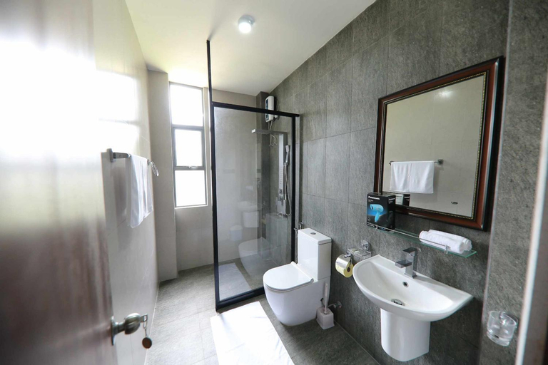 Bathroom 4, Surendra Seaview, Matara Four Gravets