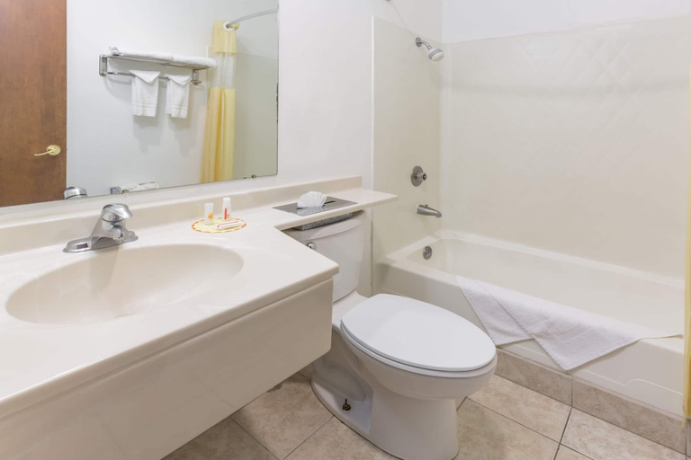 Bathroom 3, Days Inn by Wyndham Medford, Jackson