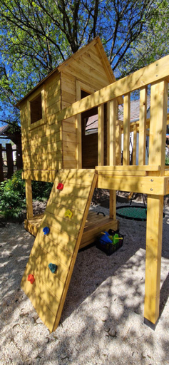 Family & Kids 3, Deres Apartmanhaz, Zirc