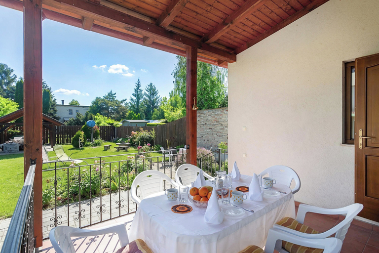 Outdoor dining, Lakeside Serenity House, Fonyód