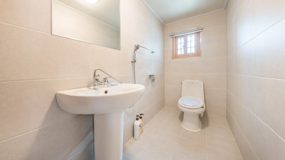 Bathroom 4, Ganghwa Gichayeohaeng Pension, Ganghwa