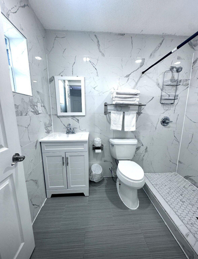 Bathroom 4, Lemon Bay Motel, Charlotte