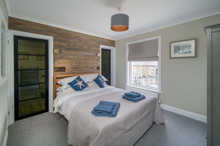 Room 4, Riggers Rest Stylish Renovated Home With Parking, Isle of Wight