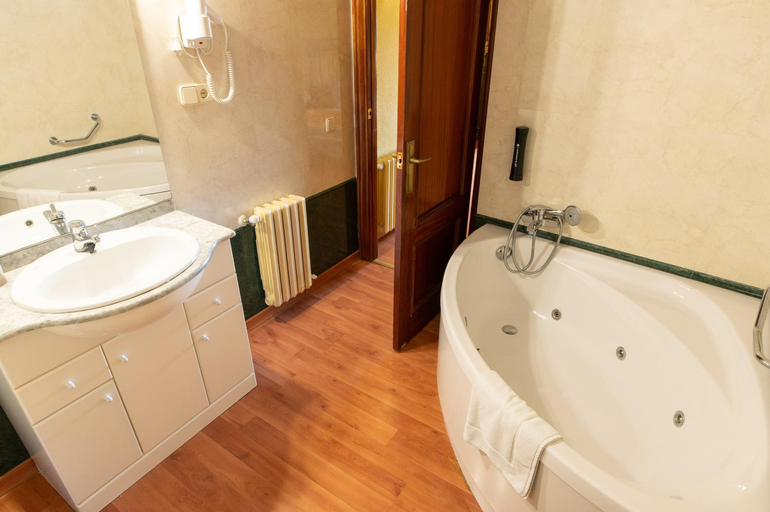 Bathroom 3, Rey Don Jaime, Castellón