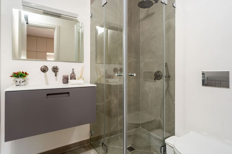 Bathroom 3, Stylish Apartment with Cozy Vibes by Sea N Rent
