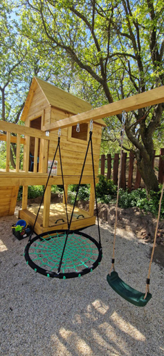 Family & Kids 4, Deres Apartmanhaz, Zirc