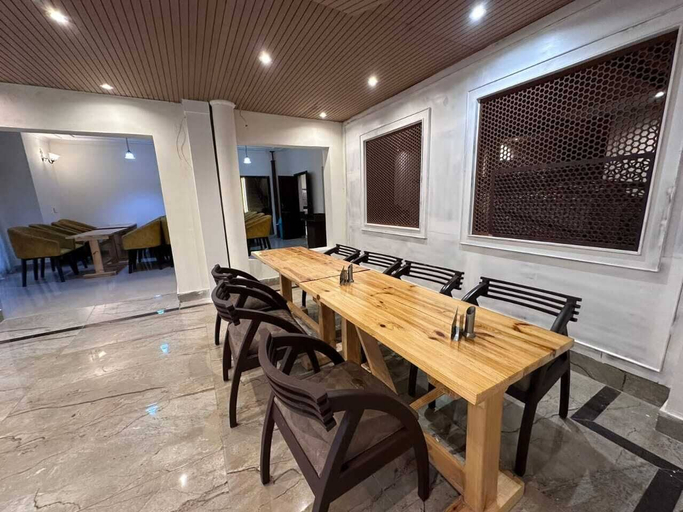 Dining 3, Hotel Golden bees gym & spa, Srinagar