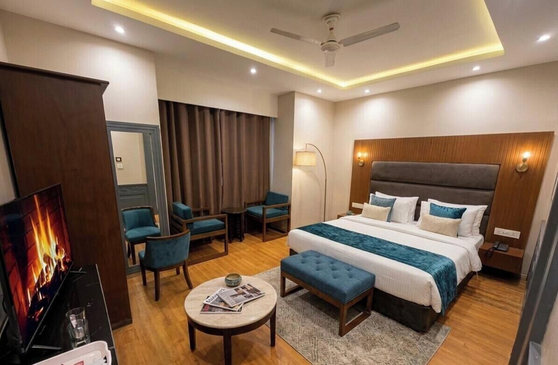 Room 4, Hotel Golden bees gym & spa, Srinagar