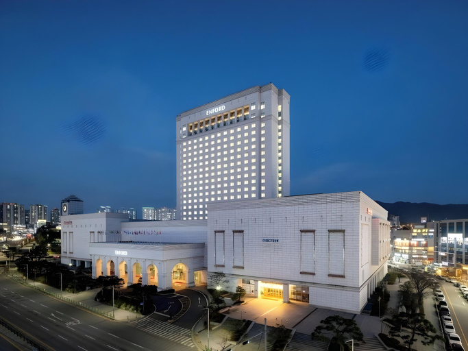 Exterior & Views