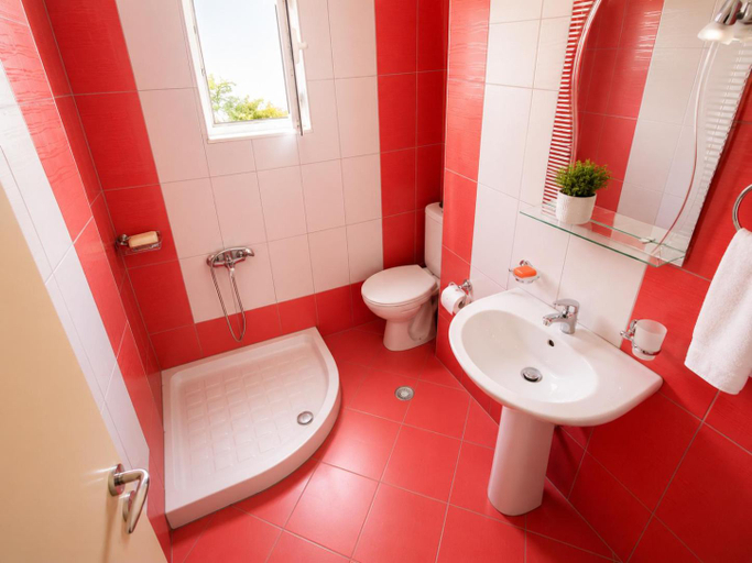 Bathroom 4, Ideal Holiday Apartments, Sarandës