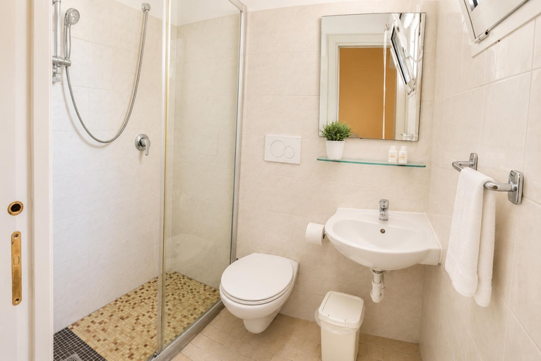 Bathroom 2, Hotel Malibu, Rimini