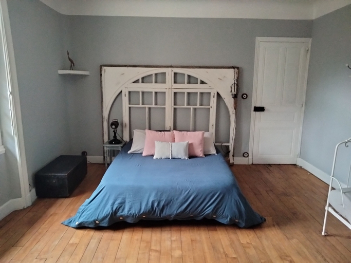 Bedroom 3, Les moulins de Clan, Vienne