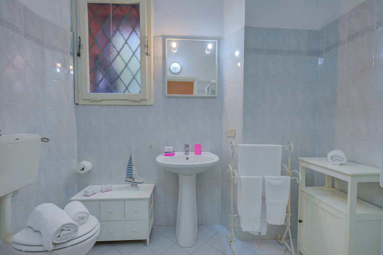 Bathroom 3, La Fresia - Focette 100mt From Sea, Lucca