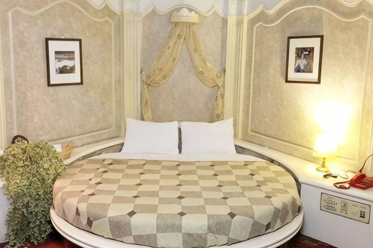 Bedroom 5, Broadway Hotel, Taichung