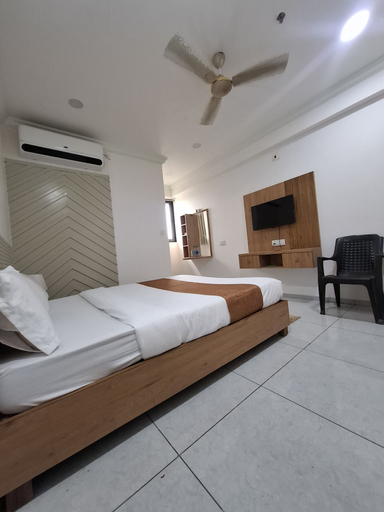 Room 2, HOTEL HEAVEN, Ahmadabad