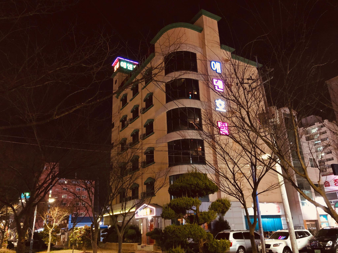 Exterior & Views