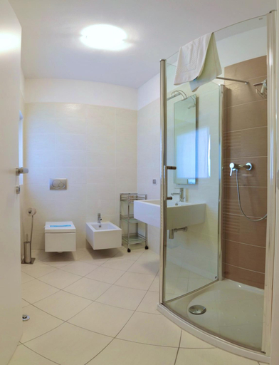 Bathroom 3, Golfo Gabella Lake Apartments, Varese
