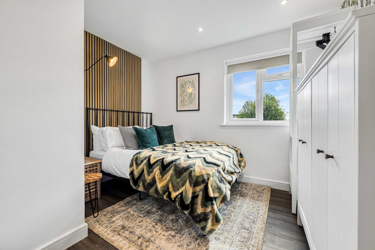 Room 4, 2 Free Park Space The Quays- Sleeps 8 2 Ensuites, Manchester