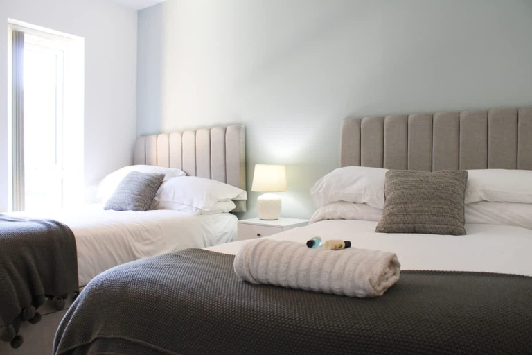 Room 2, The Sunrise Den Modern 2-bed Apartment Parking, Hertfordshire