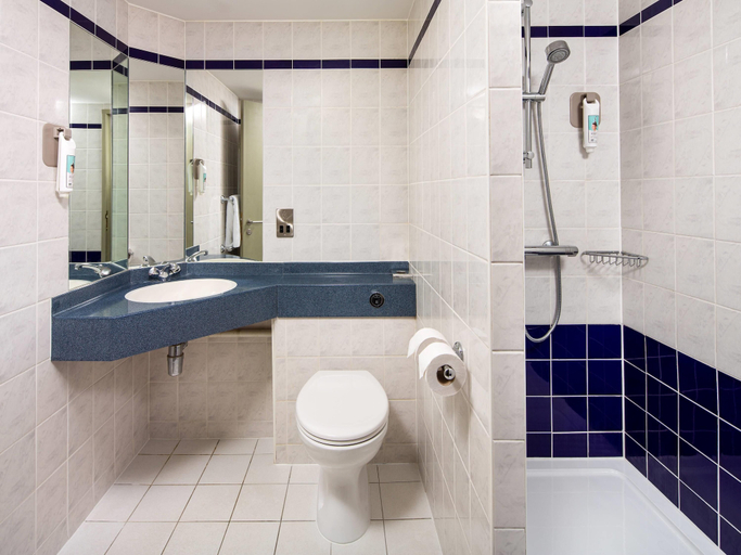 Bathroom, ibis Rugby East, Northamptonshire
