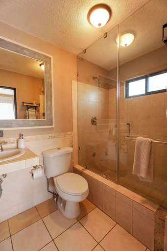 Bathroom 4, L'Aurora Inn Hostel, ZONA 13