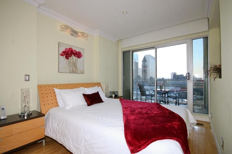 Room 2, Yonge Suites Aparthotel in DT Toronto, Toronto
