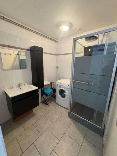 Bathroom 2, La Cheminee - Chambres Gites Appartements et Mobile Homes avec Bar-Restaurant, Pyrénées-Atlantiques