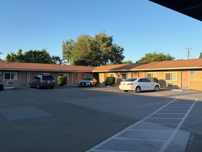 Property grounds 4, Townhouse Motel, San Joaquin