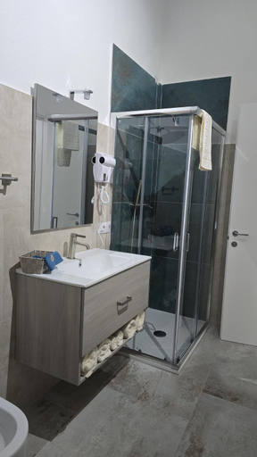 Bathroom 2, San Teodoro Rooms, Nuoro