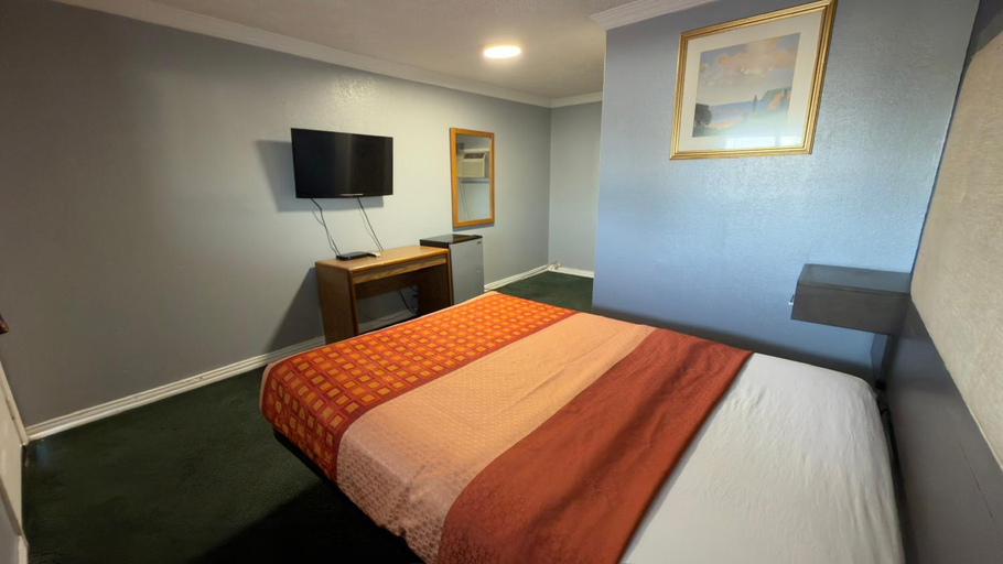 Shared lounge/TV area, Ada Inn & Suites, Pontotoc