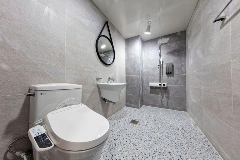 Bathroom, Gwangju Edition Hotel Main Branch - Formerly Valentine Hotel, Buk