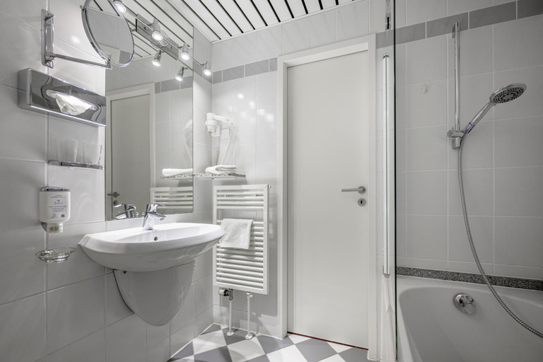 Bathroom 5, Parkhotel Kluschenberg, Ludwigslust-Parchim