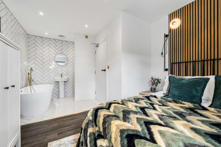 Room 5, 2 Free Park Space The Quays- Sleeps 8 2 Ensuites, Manchester