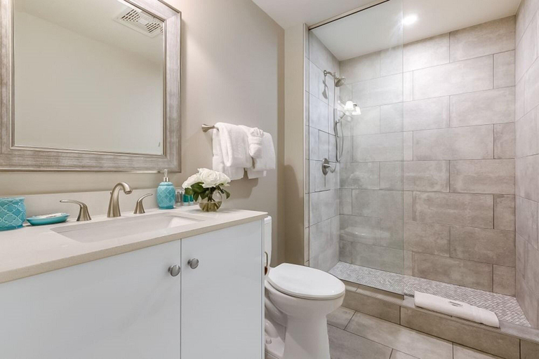 Bathroom 4, The California Building, Orleans