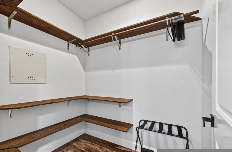 Room 2, Skyline Views Rooftop Retreat Sleeps 8, Houston