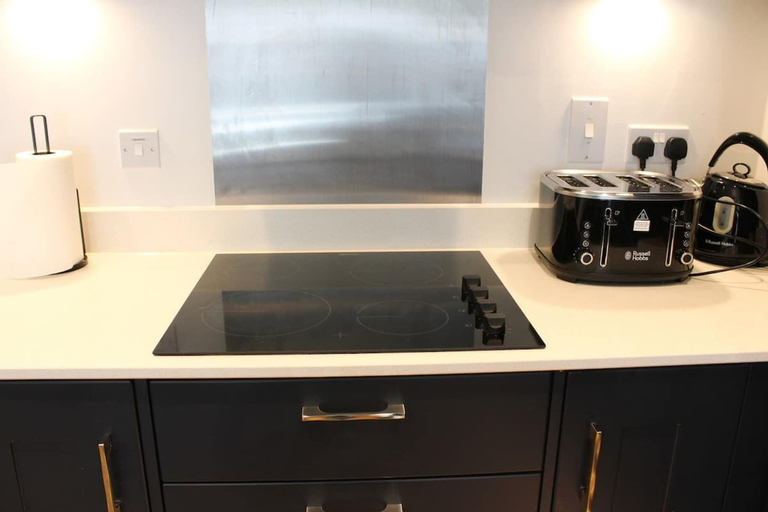 Room 5, The Sunrise Den Modern 2-bed Apartment Parking, Hertfordshire