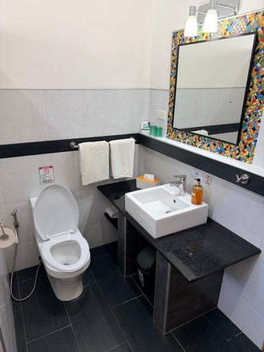 Bathroom 4, Alona Garden Hotel, Panglao