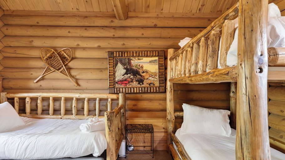 Interior 2, Moonshadows Log Cabin by Avantstay Hot Tub + Pool Table Bear Mtn + Lake, San Bernardino